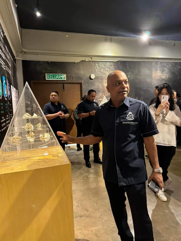 由衷感谢沙登区总警长亲自带领官员团队莅临我公司燕窝加工生产基地